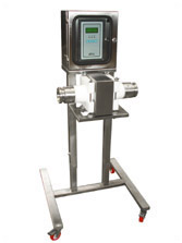 Settore salumi: Metaldetector industriale TOR-AL per controlli HACCP su impasto salumi su insaccatrice